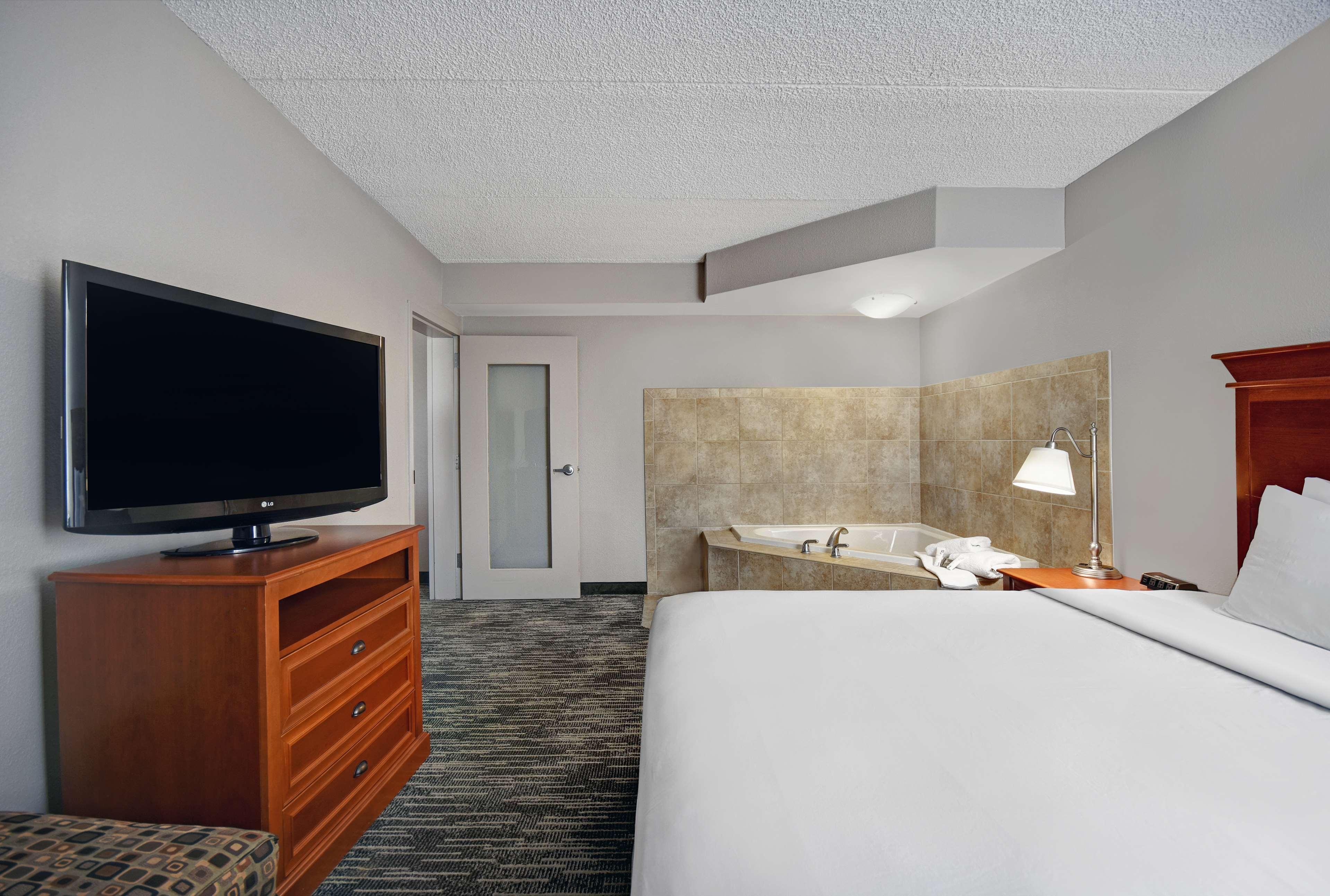 Spark By Hilton Rochester University Area Экстерьер фото