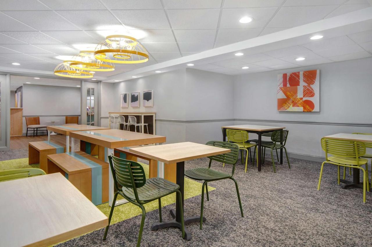 Spark By Hilton Rochester University Area Экстерьер фото