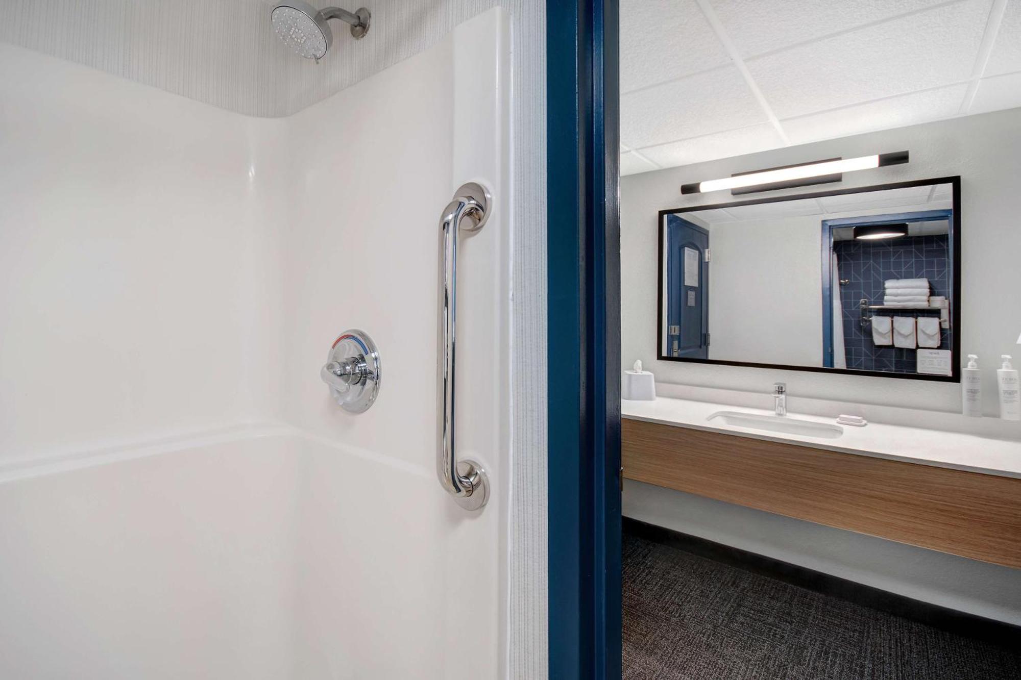 Spark By Hilton Rochester University Area Экстерьер фото